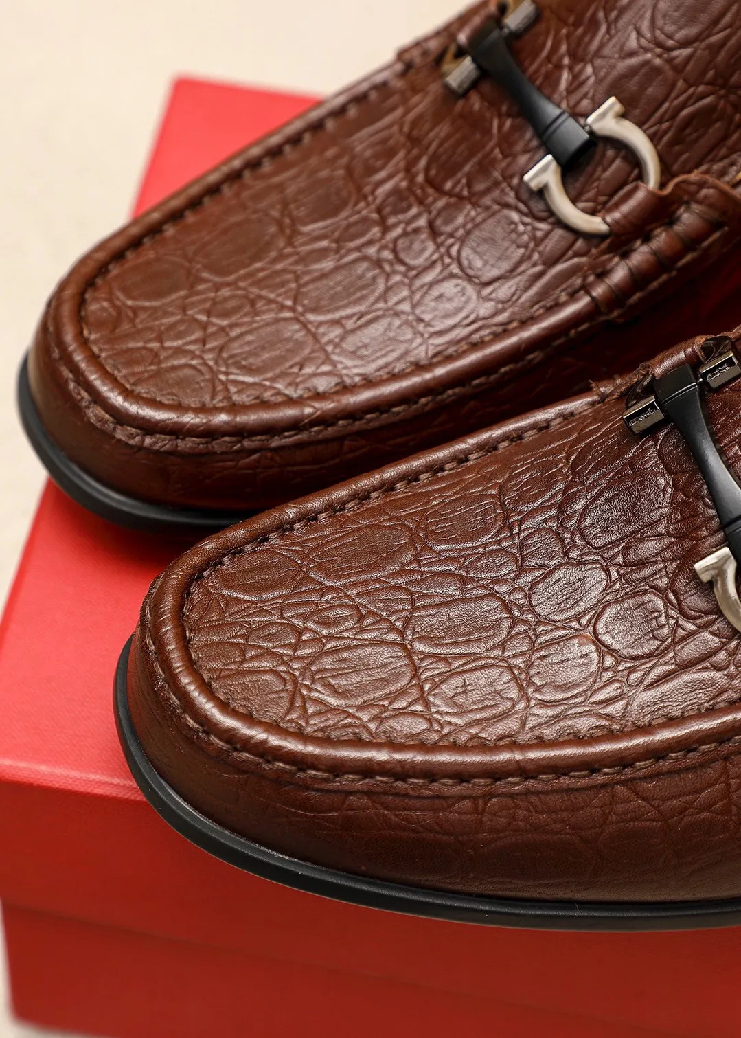 Men's shoes 💰480 💐 Product trademark: Ferragamo "Ferragamo" casual leather shoes Regular size: 38-44 (45🉑️customized) Product materials: Selected imported first-layer cowhide embossed upper + luxury hardware buckle, imported water-dyed cowhide leather lining. Strong three-dimensional visual effect, original rubber outsole Color: 2⃣️colors available